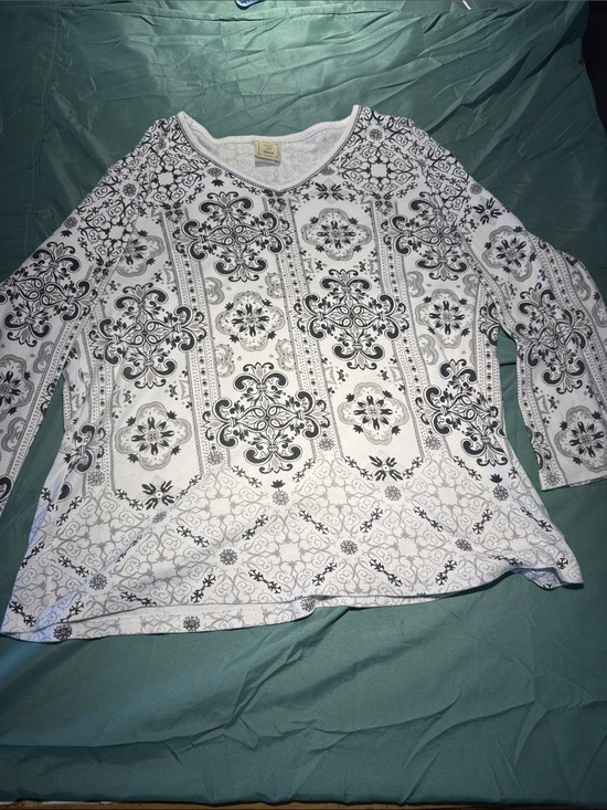 Jess & Jane Tops - Women's White Long Sleeve Printed Scoop Neck Top